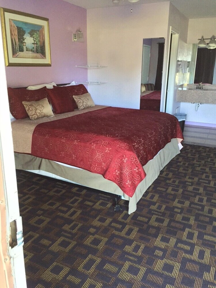 Deluxe Motel - photo 20