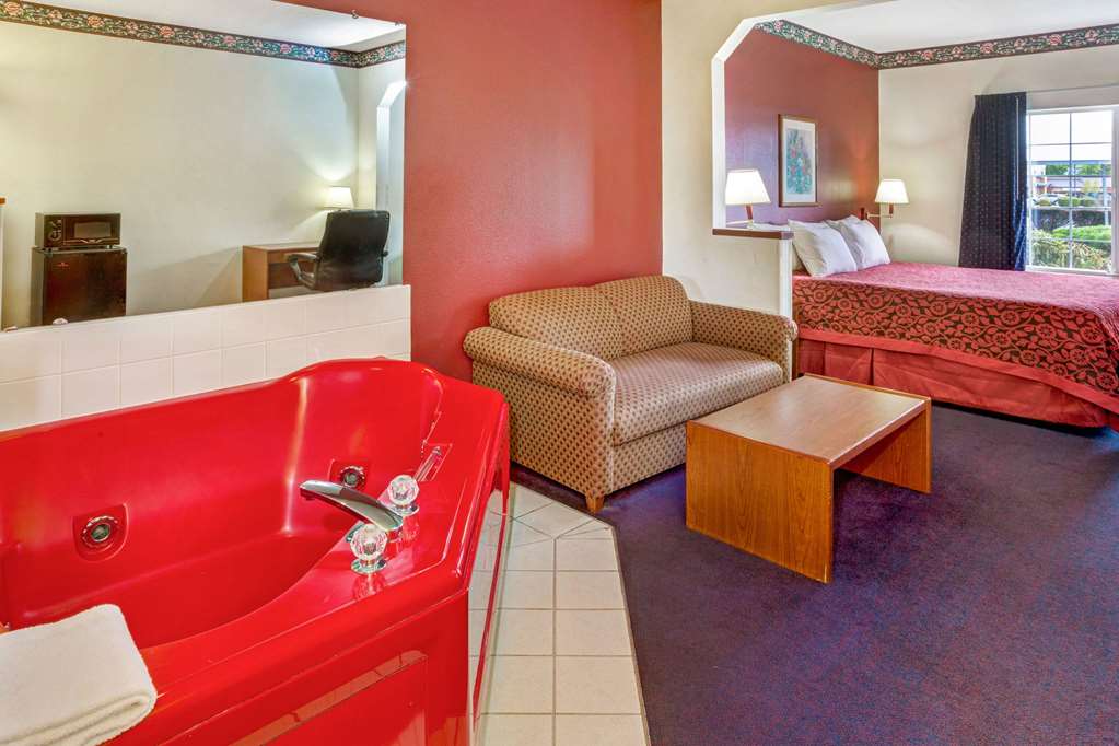 Days Inn & Suites by Wyndham Gresham - photo 12