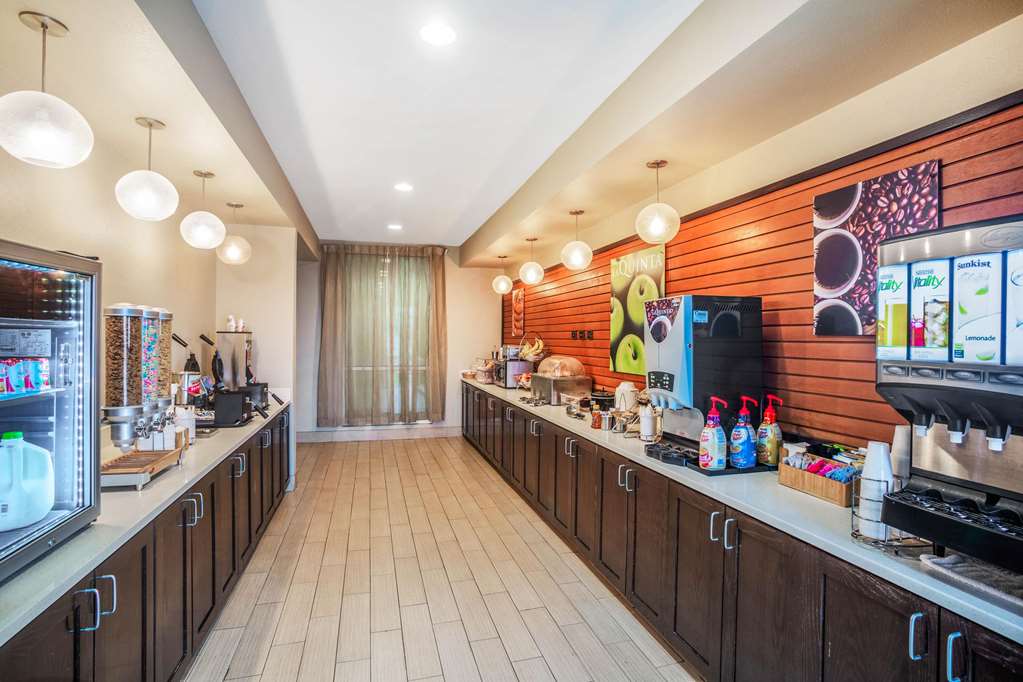 La Quinta Inn & Suites by Wyndham Beeville - photo 27