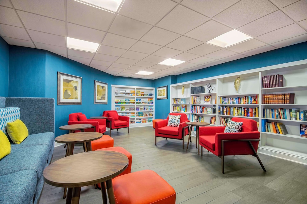 Hampton Inn East Aurora - photo 3