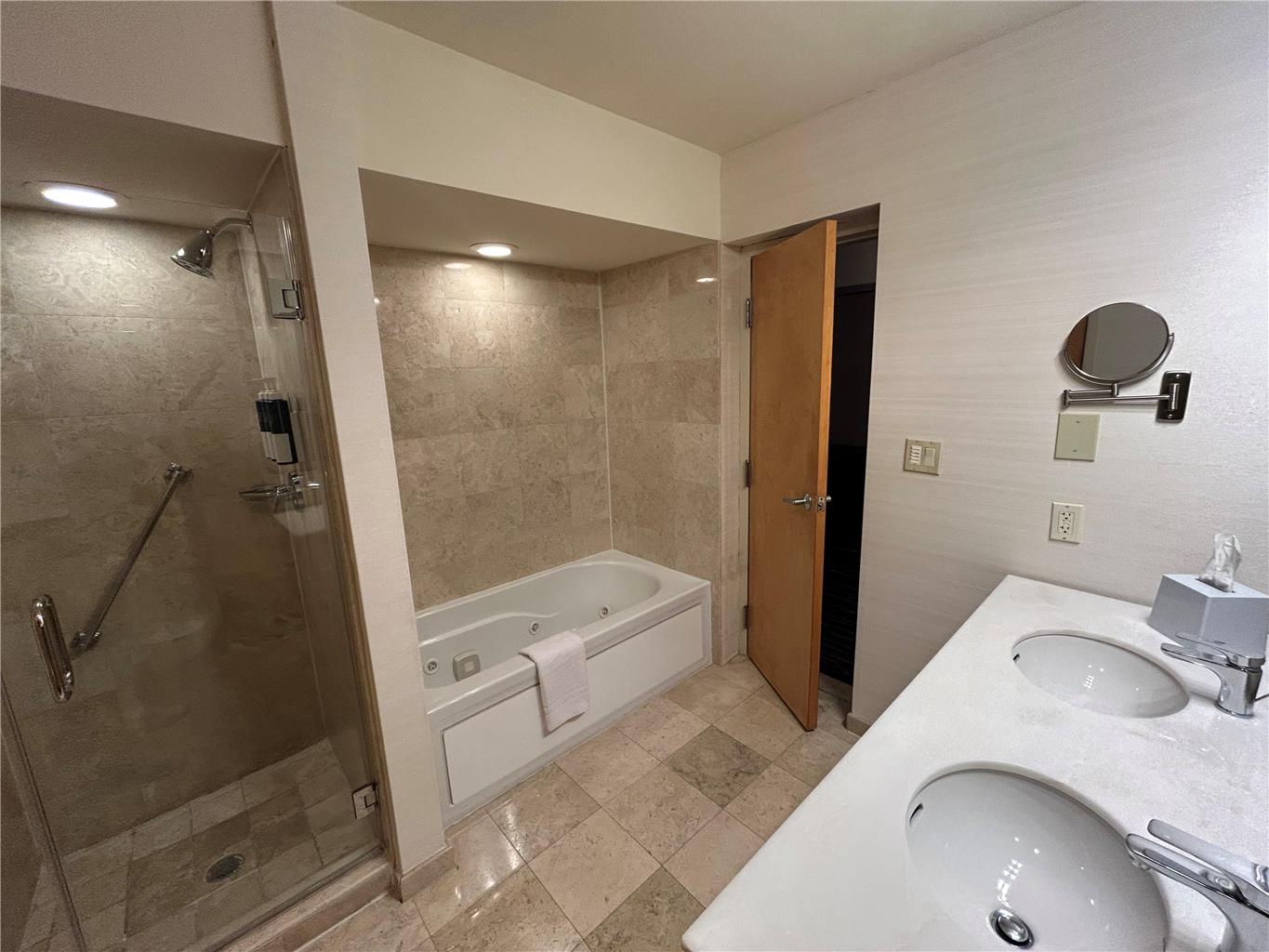 Best Western Premier Plainview Long Island Hotel - photo 15