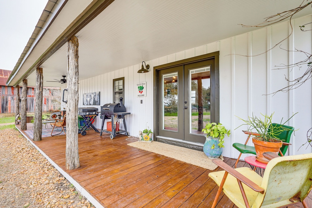 Large Yard Pond: Fayetteville Rural Retreat in Fayetteville, United States