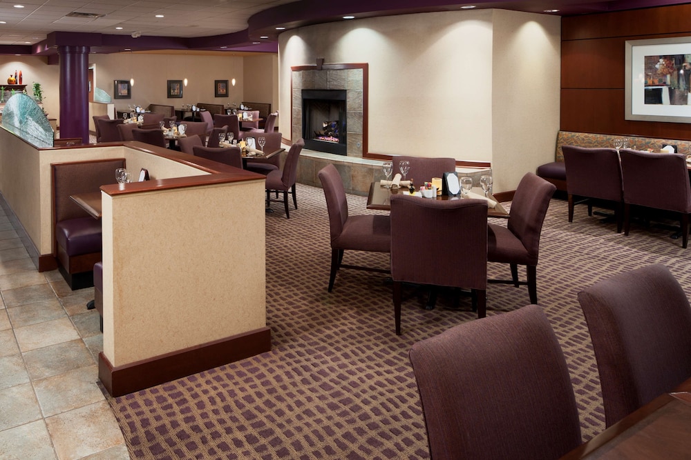 DoubleTree Suites by Hilton Hotel Cincinnati Blue Ash - photo 34