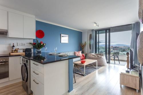 Tranquil Spacious Quiet Trendy with a View