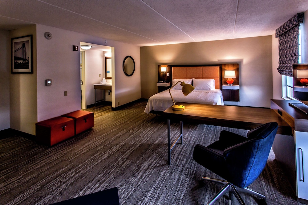 Hampton Inn & Suites Staten Island - photo 12