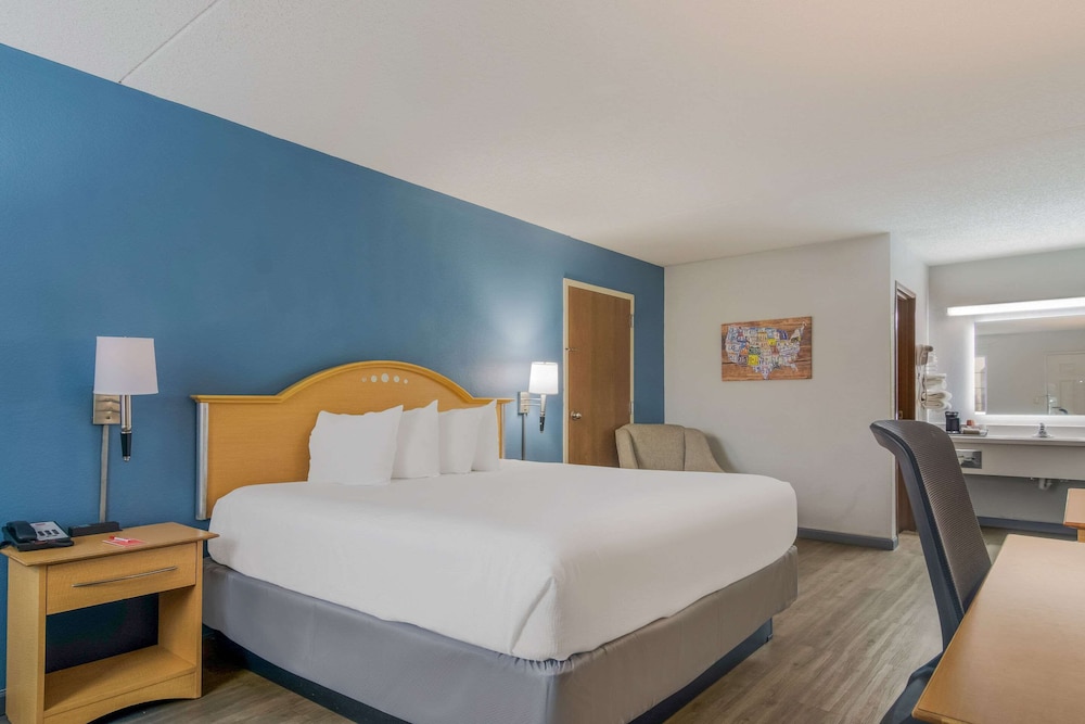 Econo Lodge Branson Theater District - photo 14