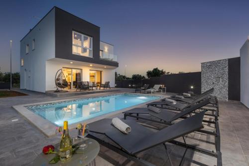 Vila Viks — 4-Star Luxury Hotel in Galizana, Croatia