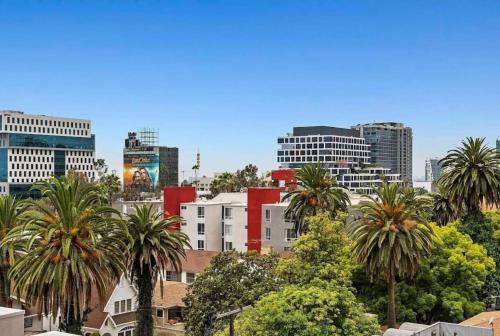 Snazzy 2 Bedroom Pad with Rooftop Pool and Hollywood Sign View — 4-Star Luxury Hotel in Los Angeles, United States