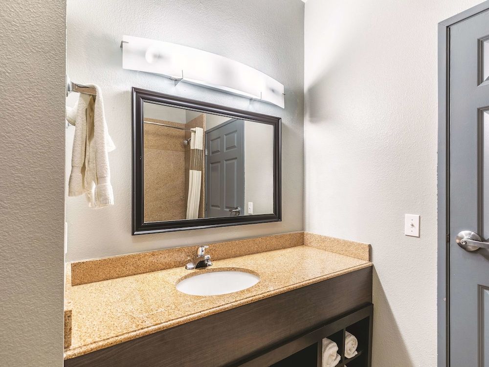 La Quinta Inn & Suites by Wyndham Houston Clear Lake NASA - photo 36