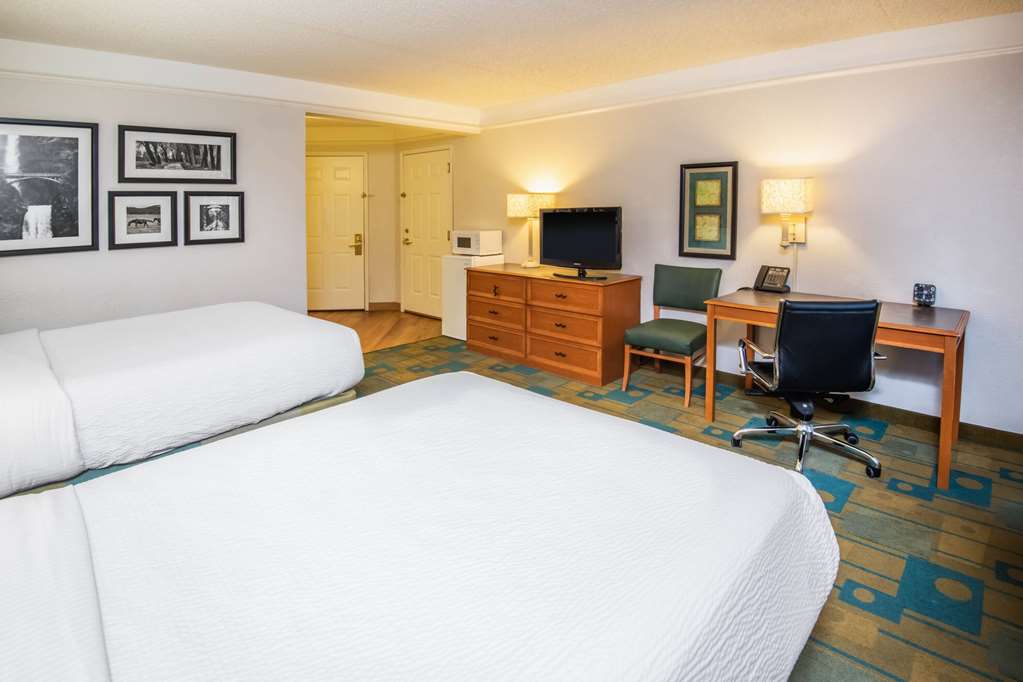 La Quinta Inn & Suites by Wyndham Colorado Springs South AP - photo 38