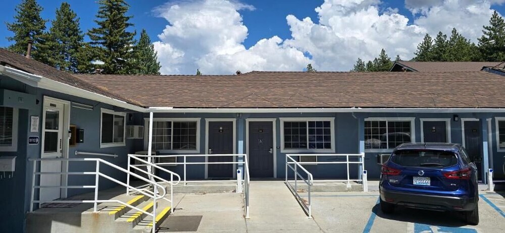 Bluebird Day Inn & Suites - photo 31