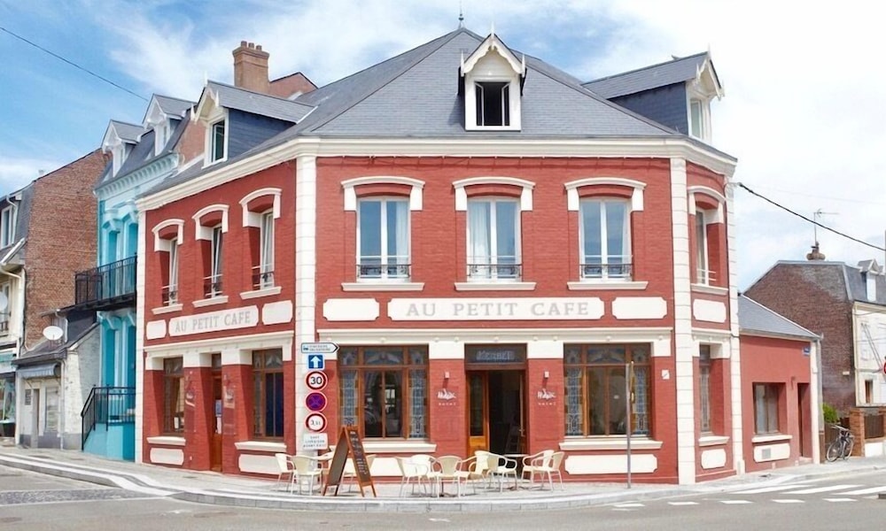 Hidden Bay Hotel in Courseulles-Sur-Mer, France