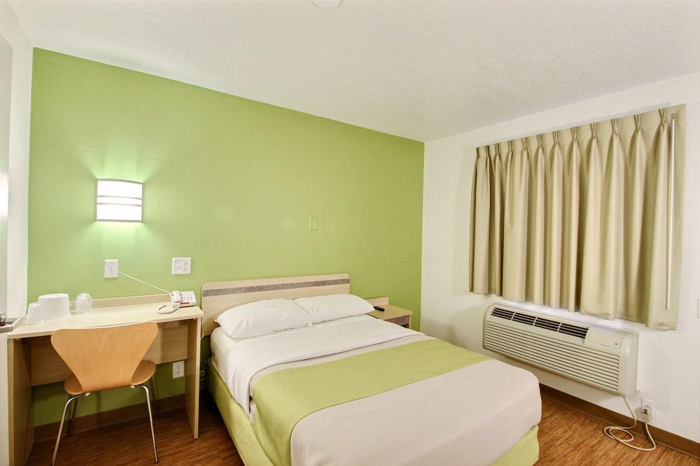 Motel 6 Milwaukee West Brookfield - photo 10