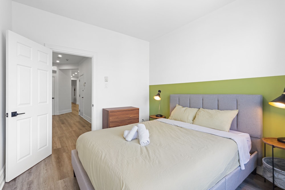 Spacious Renovated Apartment Sleeps 12 — 4-Star Luxury Hotel in Montreal, Canada