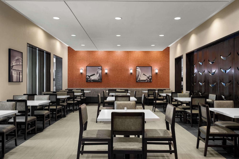 Embassy Suites Newark Airport - photo 37