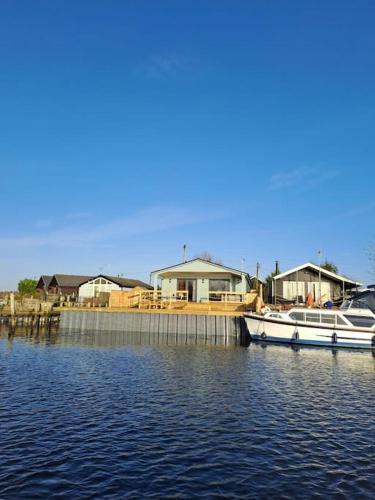 Ferry Lodge Norfolk Broads — 4-Star Luxury Hotel in Brundall, United Kingdom