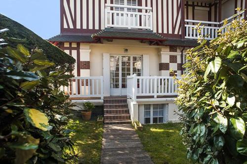 Petit Souplex Dans L’hypercentre de Cabourg 80 M de la Mer a Pied in Cabourg, France