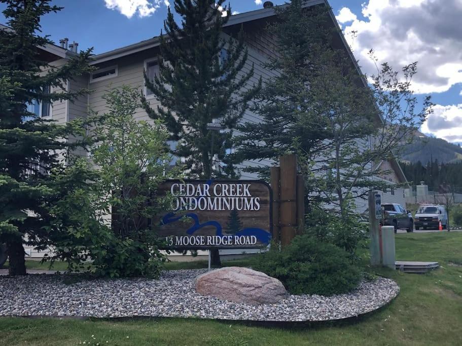 Rustic 2 BR Mountain View walk to resort in Big Sky, United States