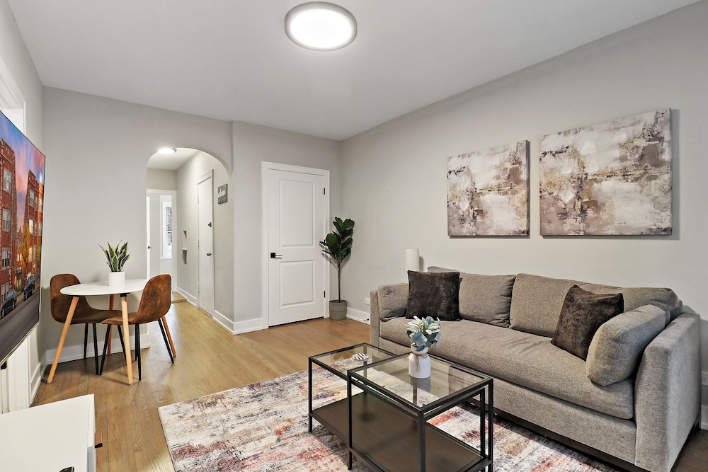 Cozy 2BR Apt Perfect for a Seamless Stay Montrose 1A — 4-Star Luxury Hotel in Chicago, United States