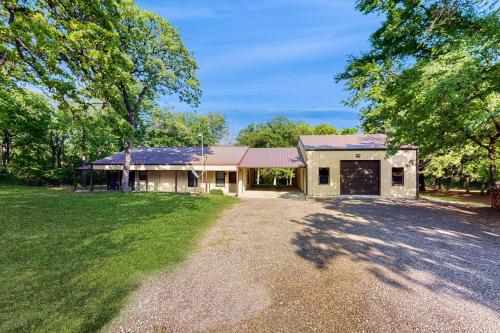 2BR Escape on Large Lot with Fire Pit in Kingston, United States