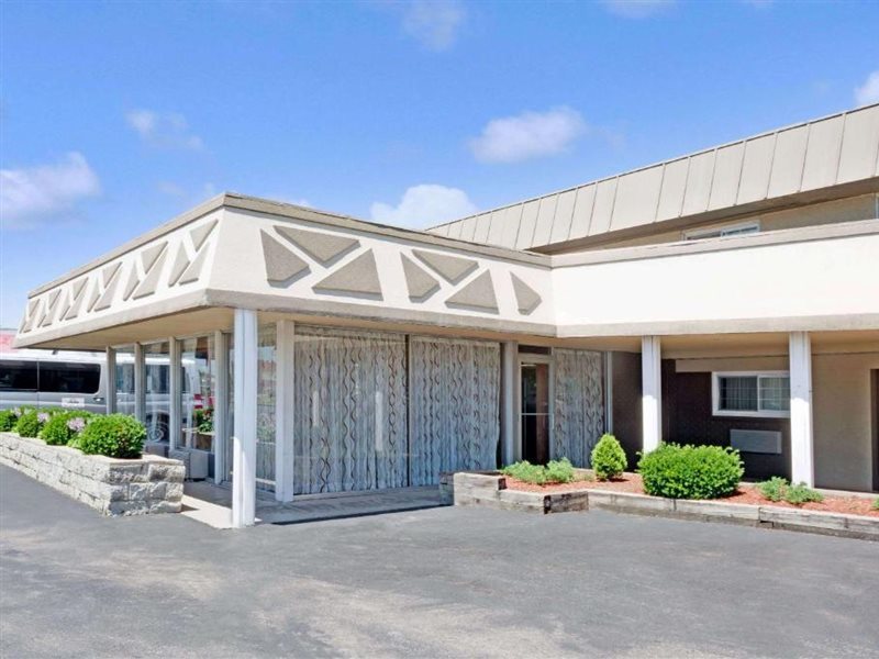 Days Inn by Wyndham Elk Grove Village O'Hare Airport West - photo 3