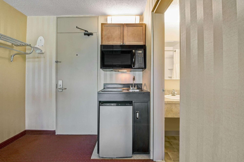 HomeSpring Inn & Studios - photo 7