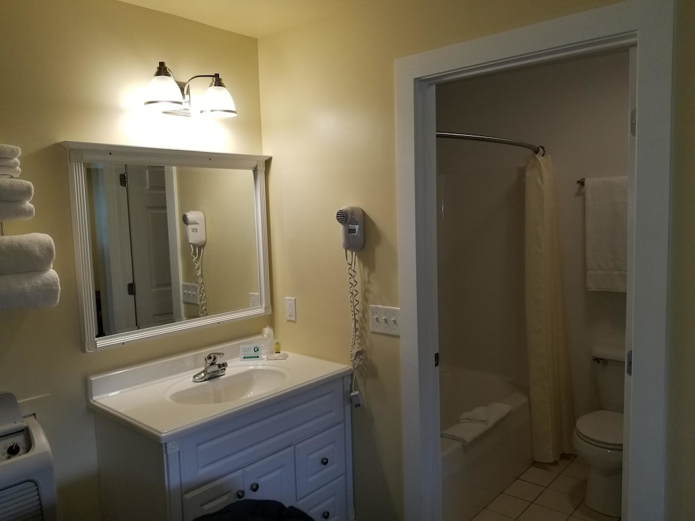 Captain's Quarters Motel - photo 34
