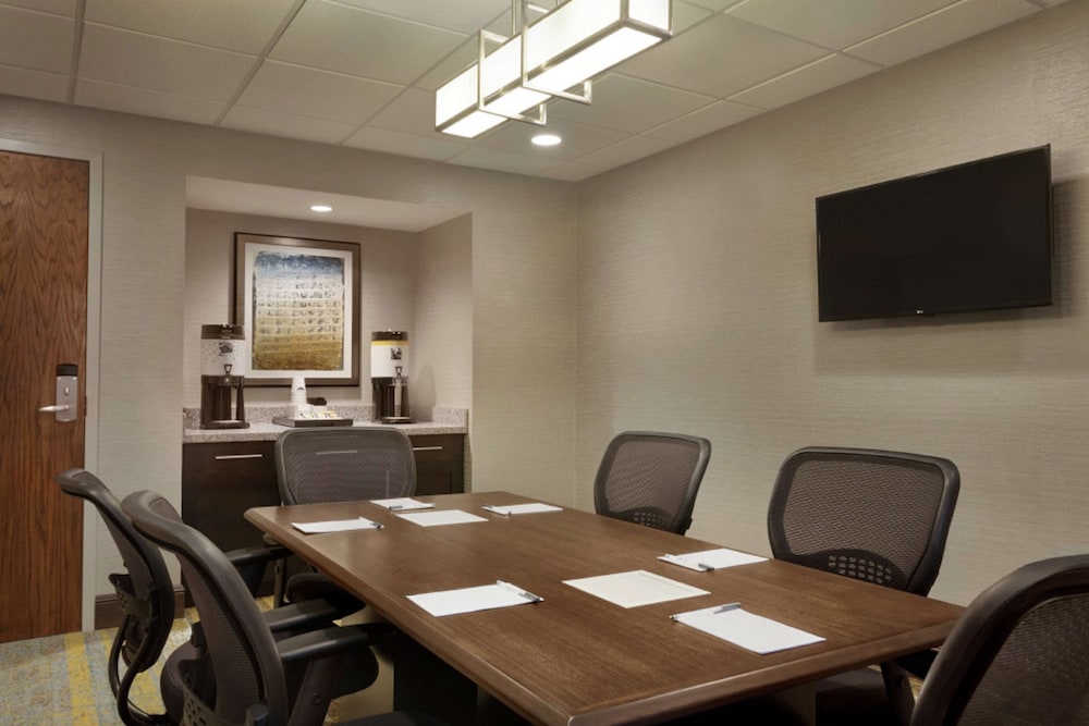 Hampton Inn & Suites Springdale - photo 43