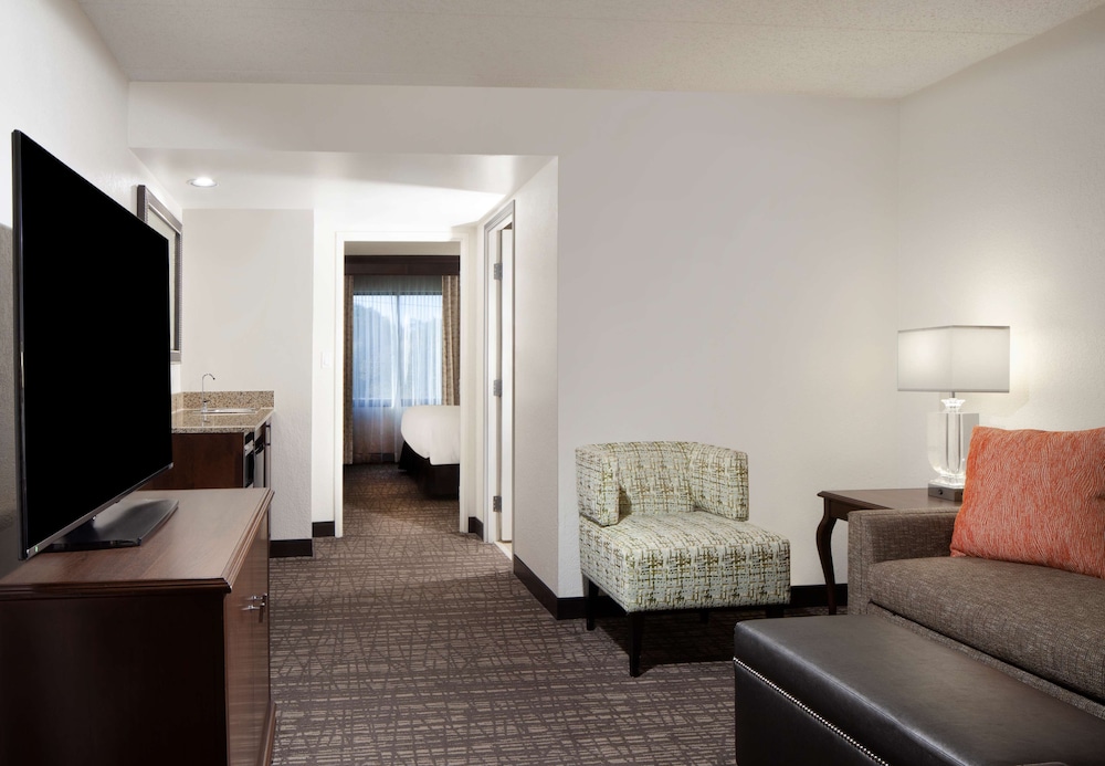 Embassy Suites by Hilton Philadelphia Airport - photo 26