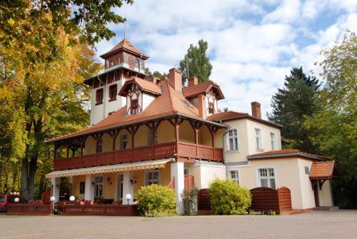 Straszny Dwór 1904 — hotel in Chodziez