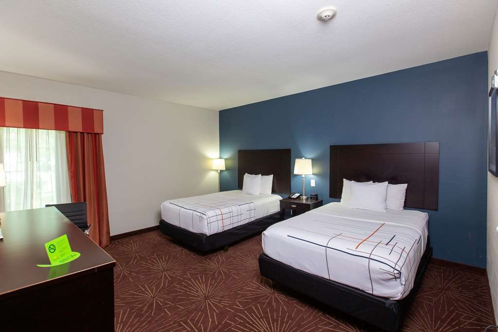 La Quinta Inn & Suites by Wyndham Houston East at Normandy - photo 22