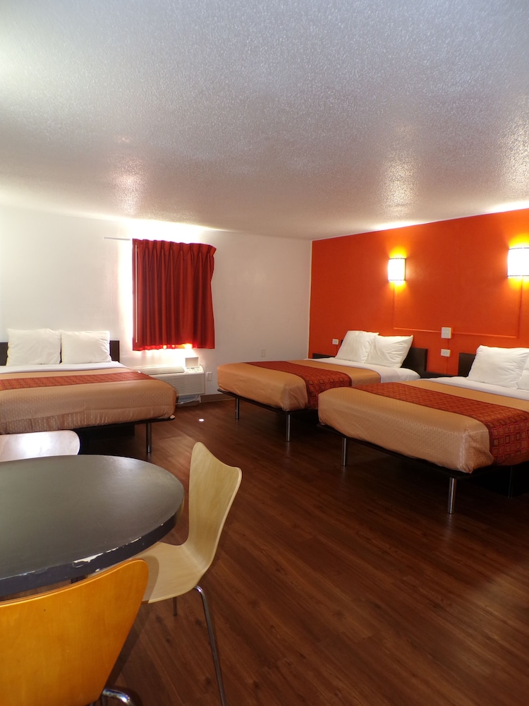 Regal 8 Inn & Suites - photo 15
