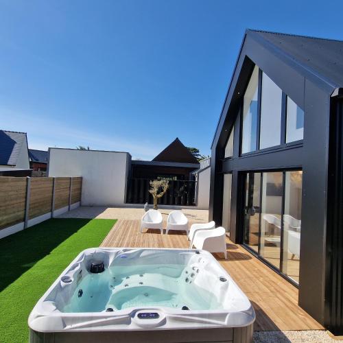 Les Portsallaises Piscine Ou SPA a 300m de la Plage — hotel in Ploudalmezeau