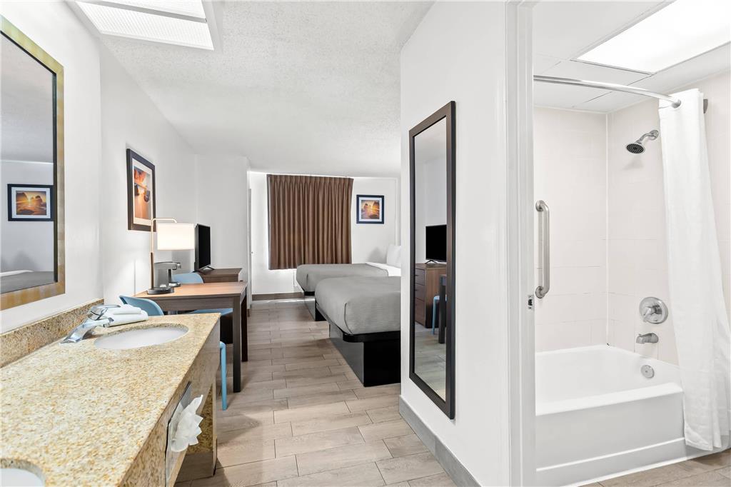 Quality Inn & Suites at Tropicana Field - photo 35
