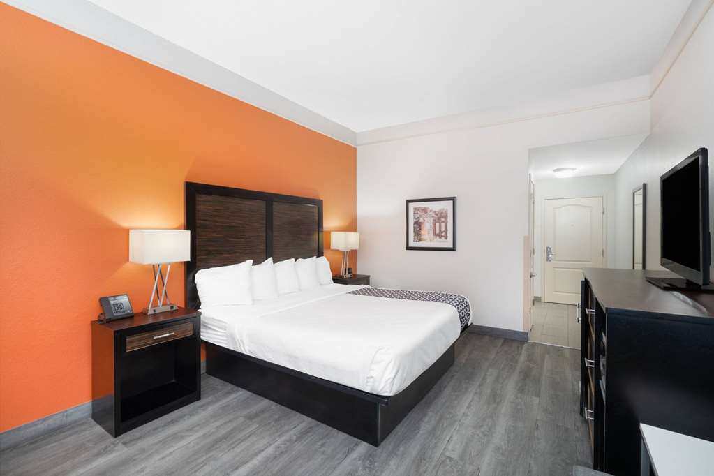La Quinta Inn & Suites by Wyndham Prattville - photo 30