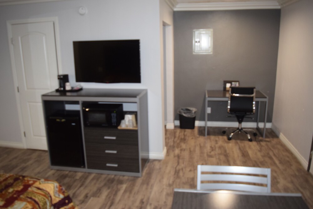 Deluxe Inn Hawthorne - photo 6