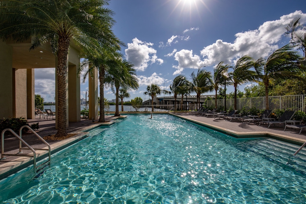 Mare Azur by Grand Bay — 4-Star Luxury Hotel in Miami, United States