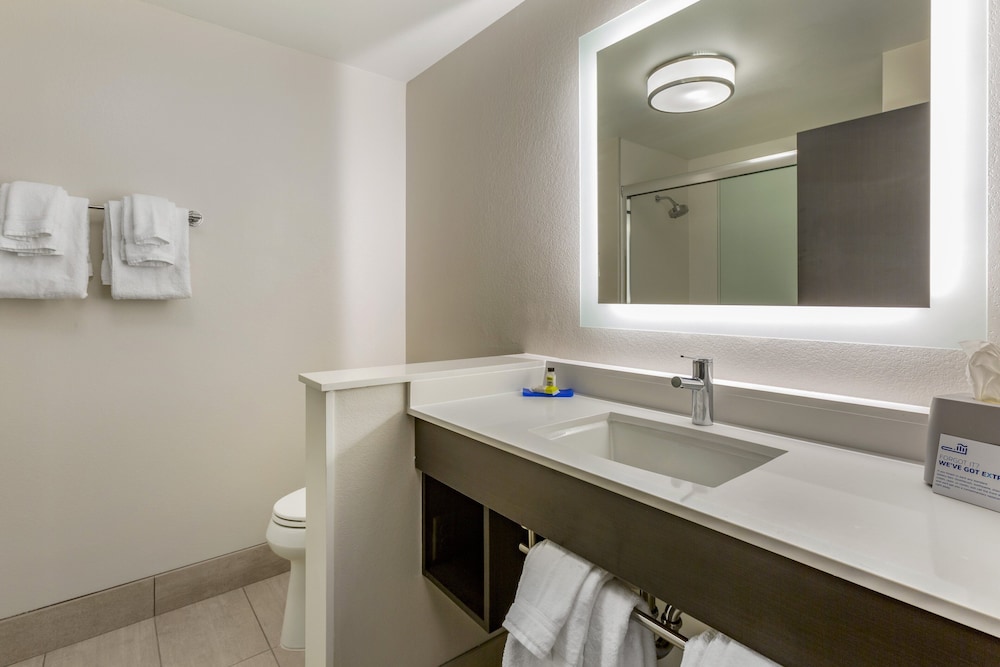 Holiday Inn Express & Suites Phoenix Dwtn State Capitol by IHG - photo 22