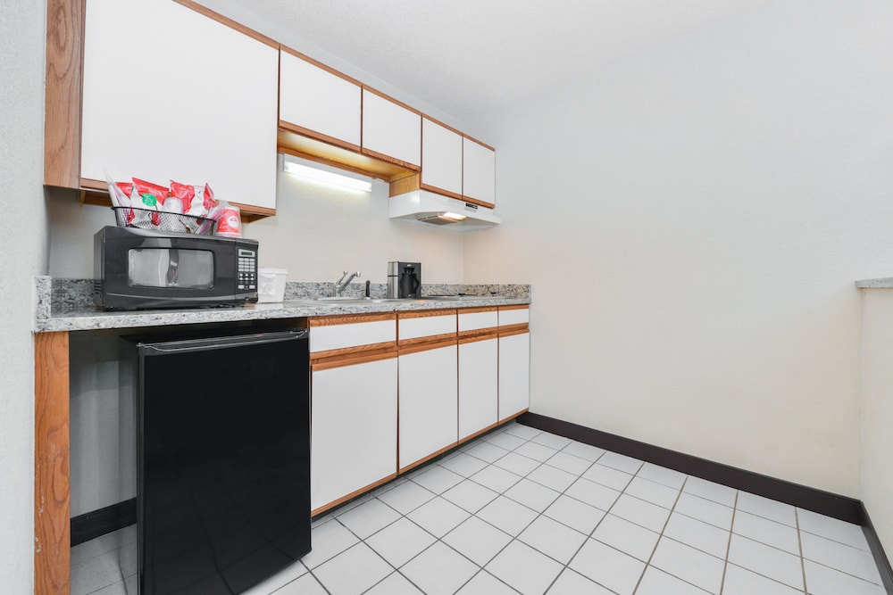 Red Roof Inn PLUS & Suites Guilford - photo 17