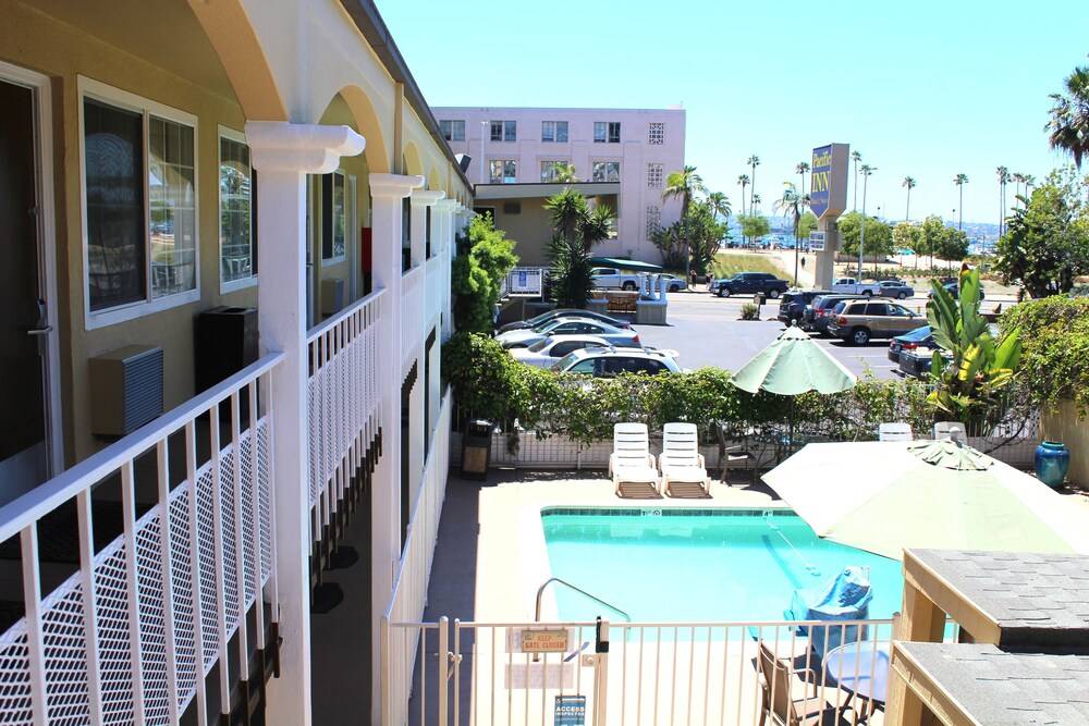 Pacific Inn and Suites - photo 28