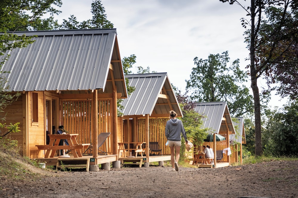Huttopia Royat - carbon neutral hotel in Royat
