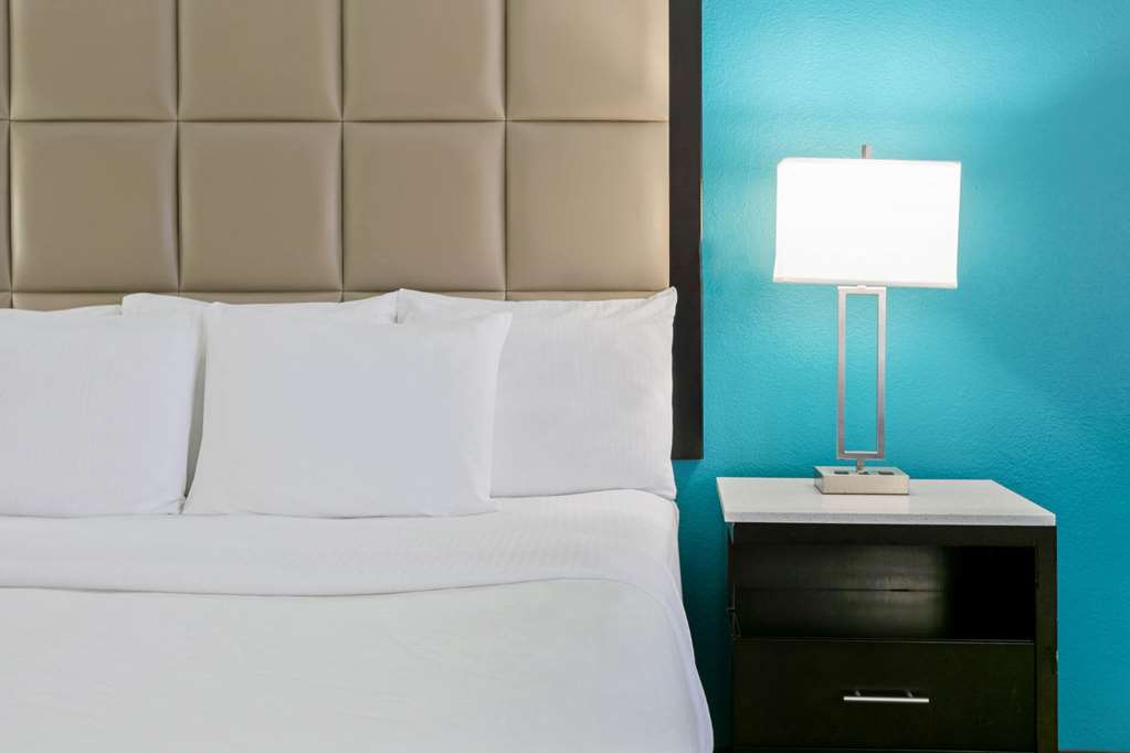 La Quinta Inn & Suites by Wyndham Paris - photo 16