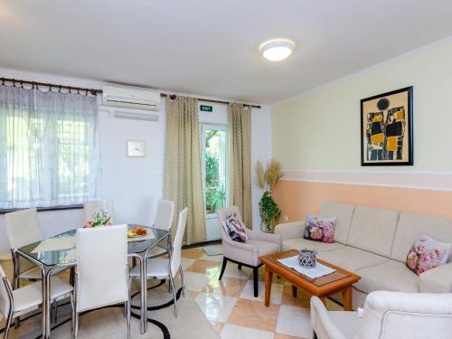 Apartments Nicol Two Bedroom Apartment with Terrace and Sea View