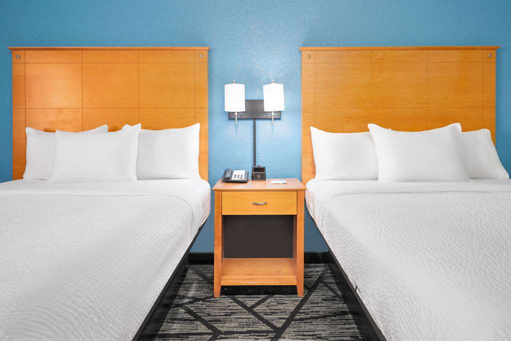 La Quinta Inn & Suites by Wyndham Alvarado - photo 23