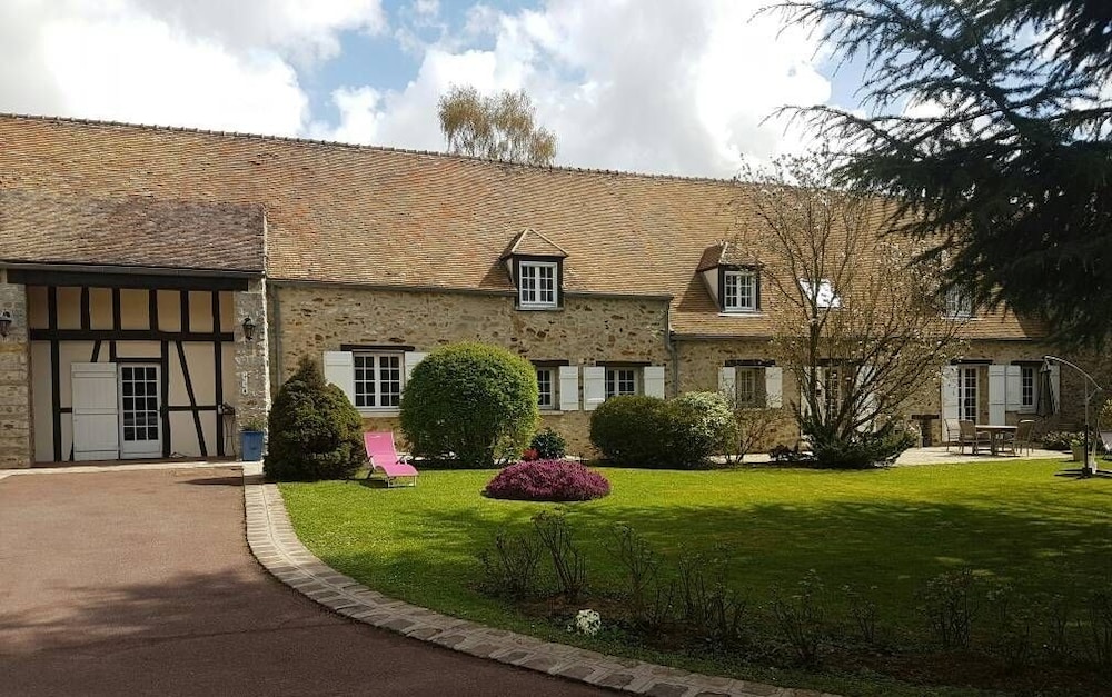 Domaine des trois châteaux — 4-Star Luxury Hotel in Moisenay, France