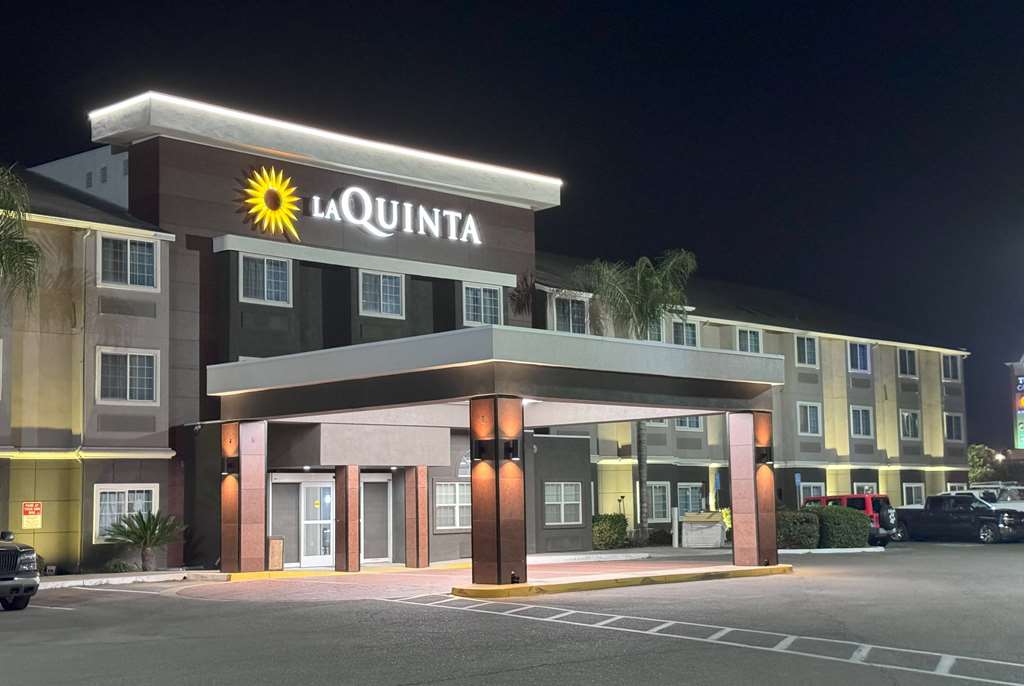 La Quinta Inn & Suites by Wyndham Tulare - photo 10