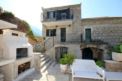 Apartmani Dalmacija — 4-Star Luxury Hotel in Brela, Croatia