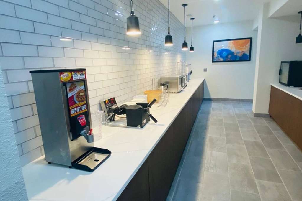 La Quinta Inn & Suites by Wyndham South Holland - photo 17