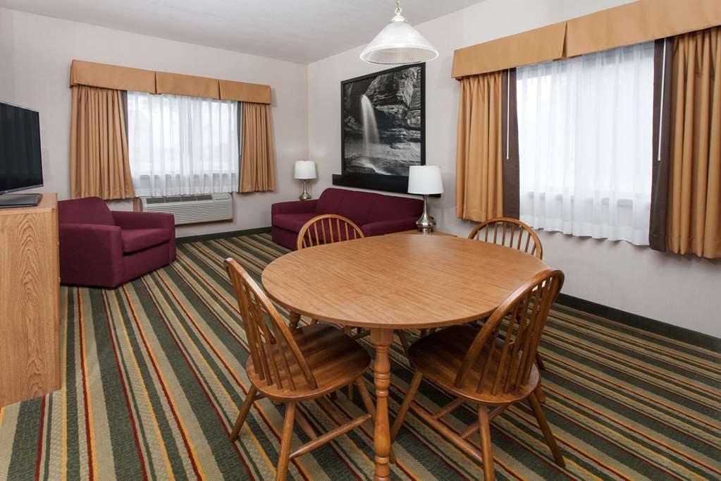 Super 8 by Wyndham Ottawa Starved Rock - photo 13