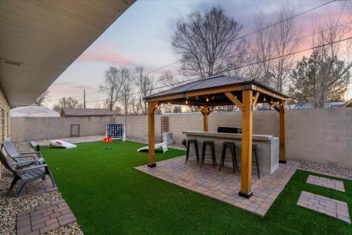 Sleeps 18 Hot Tub Pool Table Fire Pit Arcade Game in Flagstaff, United States